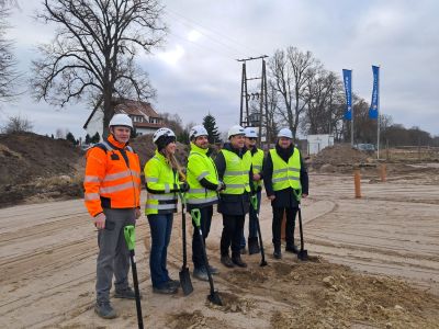 Den høytidelige spadenstikket markerer starten på byggingen i Barwice, Polen