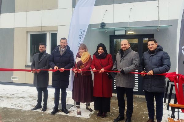 Symbolsk overrekkelse av nøkler til nye beboere i Trzebiatów, Polen