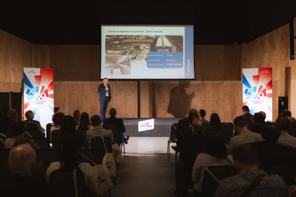 Marcin Gołębiewski, president i Unihouse SA, på konferansen "Teknologiske endringer i bygningskonstruksjoner"