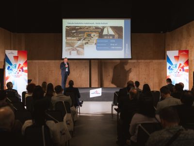 Marcin Gołębiewski, president i Unihouse SA, på konferansen "Teknologiske endringer i bygningskonstruksjoner"